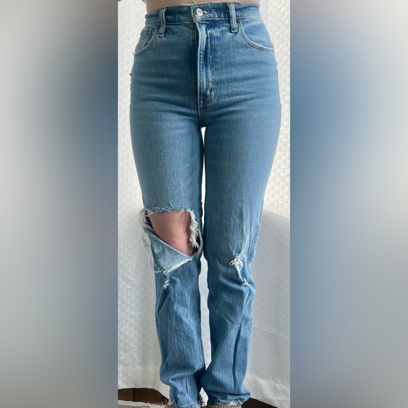 A&F Woman’s distressed jeans - Picture 3 of 3